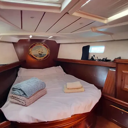 Hotel en barco Yacht Oceanis Clipper *